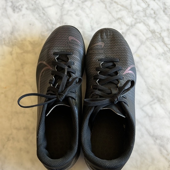 Size 7 women’s soccer cleats - Picture 2 of 4